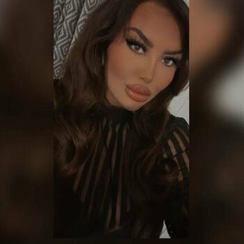 ElleHutchx