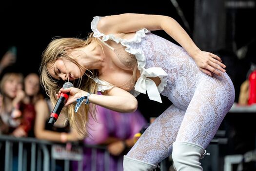 Suki Waterhouse